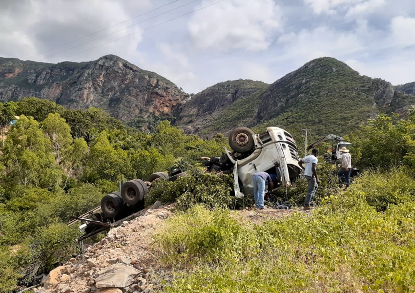 Livramento: Caminhão carregado com manga tomba na Serra das Almas