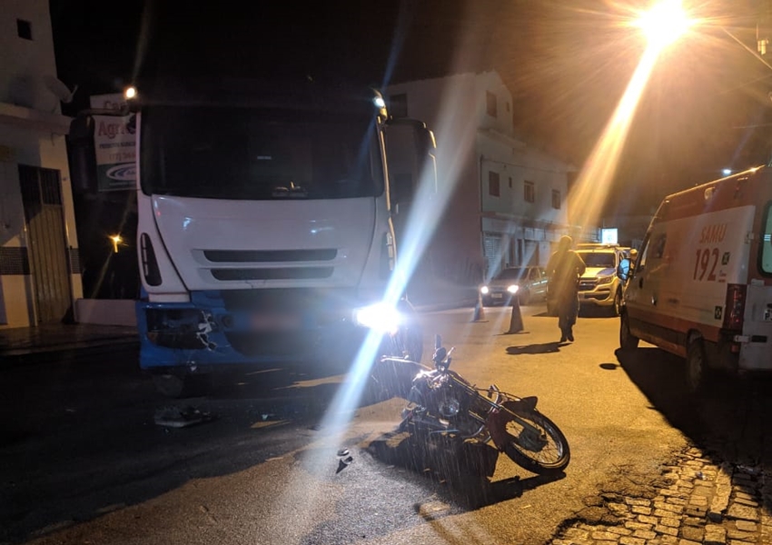 Livramento: Caminhão e moto colidem na Avenida Leônidas Cardoso