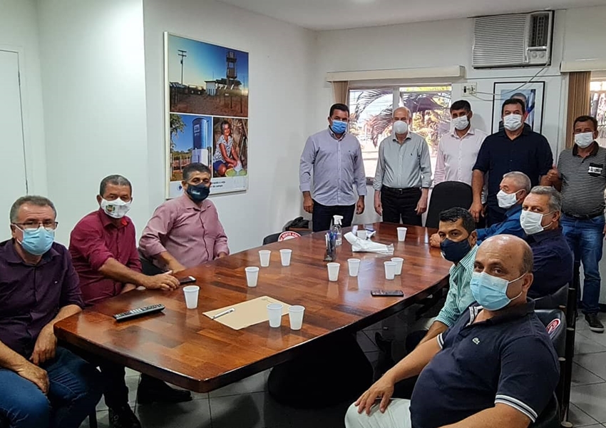 Deputado Marquinho Viana com as lideranças de Cordeiros em audiências no CAB