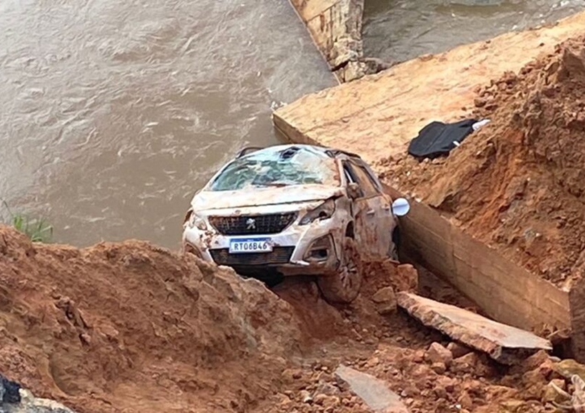 Itamaraju: Carro com três passageiros cai em cratera que se abriu na BR-101