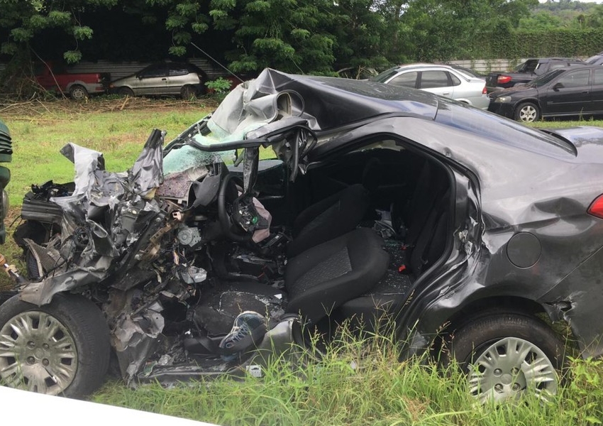 Ibirapitanga: Agente penitenciário morre após bater carro contra caminhão dos Correios