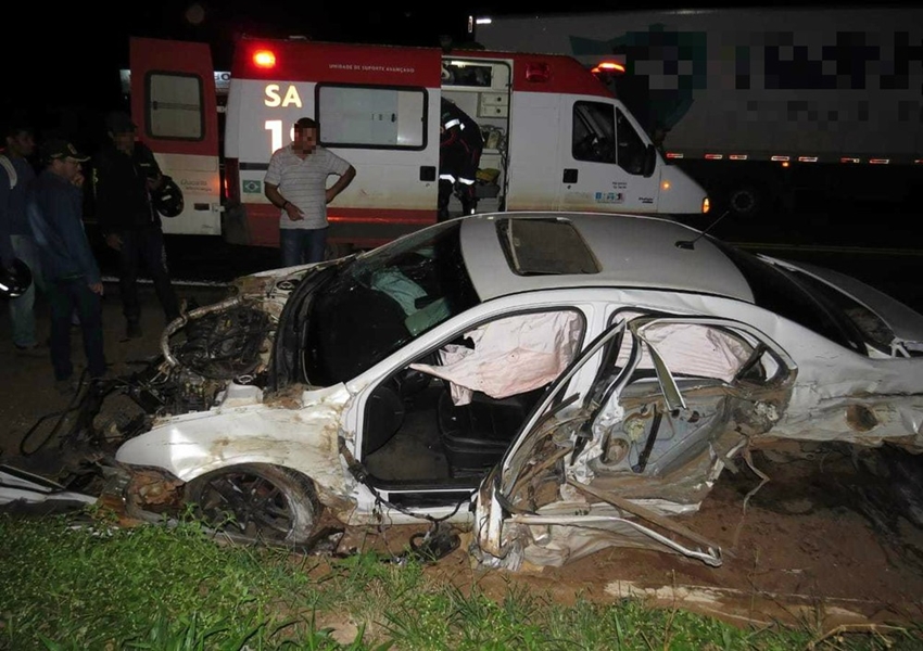 LEM: Adolescente é arremessado de carro e morre após batida entre quatro veículos