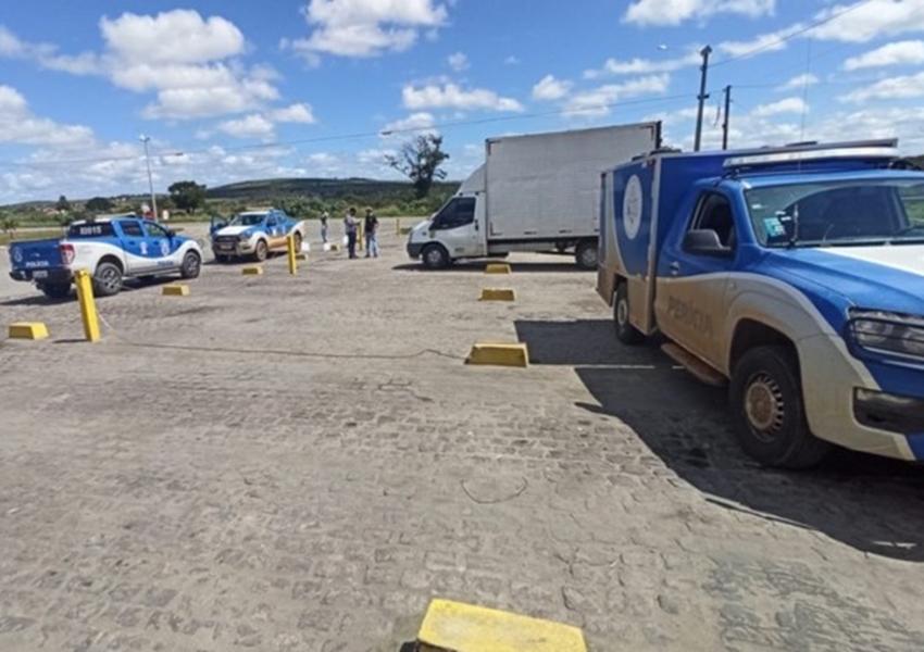 Caminhoneiro é encontrado morto por enforcamento no baú do caminhão em Jaguaquara