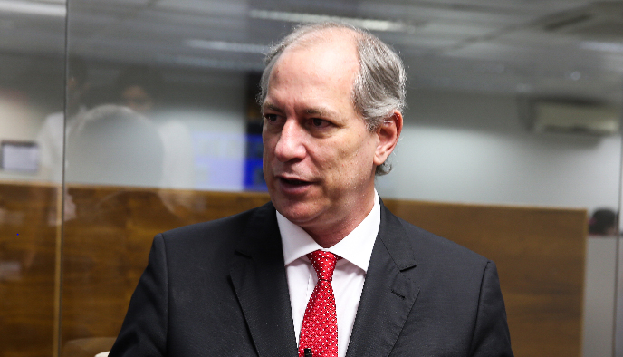 Ciro afirma ter pena de Gleisi e que PT faz burrice