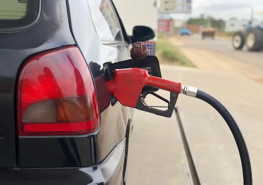 Petrobras reduz preço da gasolina A em 5,6% a partir desta terça-feira