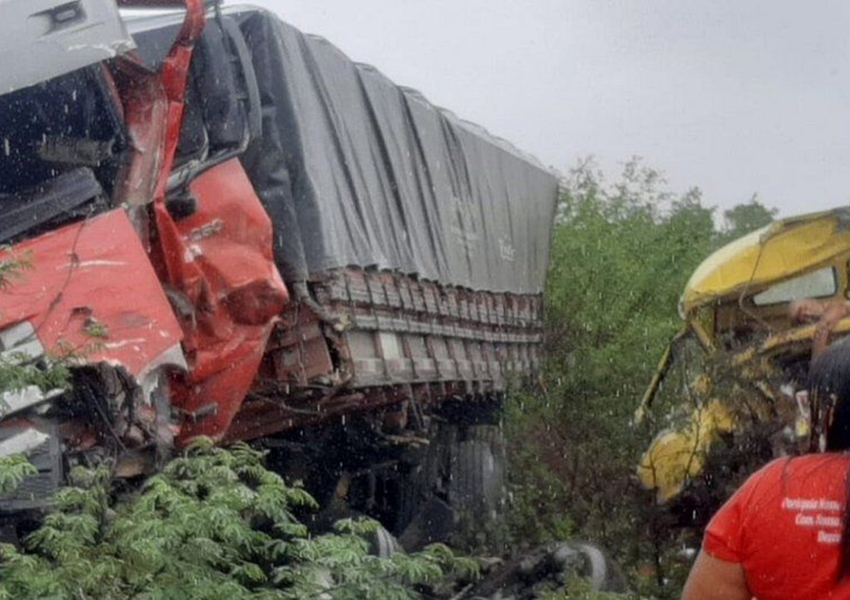 Batida entre três caminhões e um carro deixa um morto e sete feridos na BR-324
