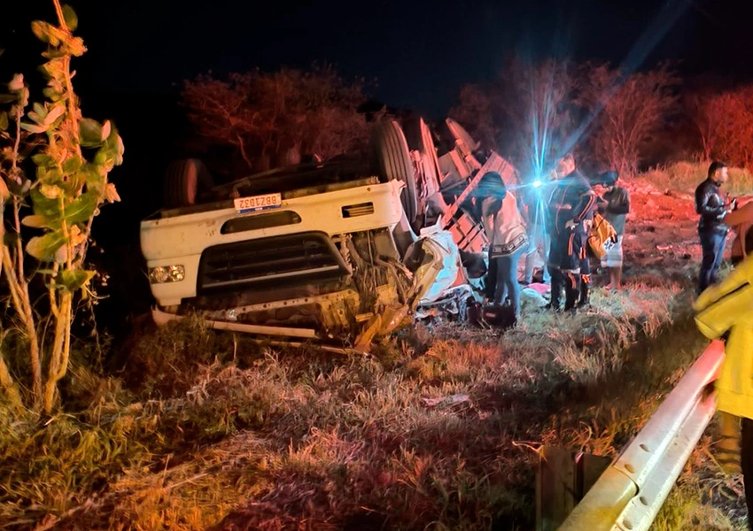 Motorista de 23 anos fica ferido após capotamento na BR-030, em Guanambi