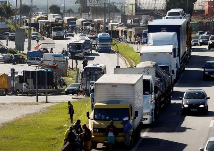 Moraes dá dois dias para polícias identificarem líderes de bloqueios ilegais de rodovias