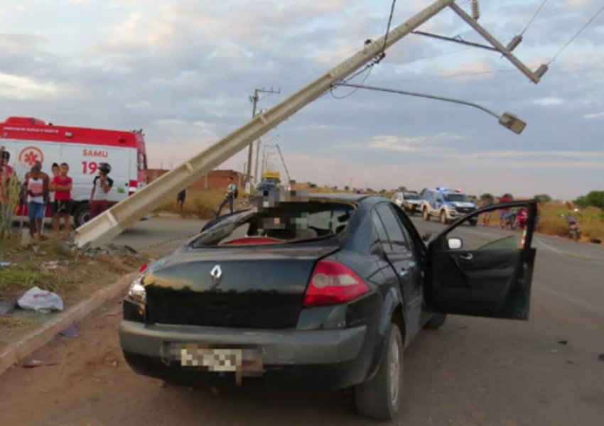 Luís Eduardo Magalhães: Carro bate em poste e motorista morre