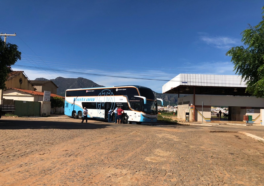 Ônibus quebra durante manobra e bloqueia entrada do terminal de Livramento