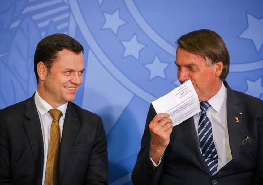 PF encontra na casa de ex-ministro minuta para Bolsonaro mudar resultado da eleição