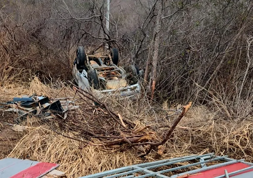 Colisão entre caminhão e caminhonete deixa um ferido na BA-262, entre Brumado e Aracatu