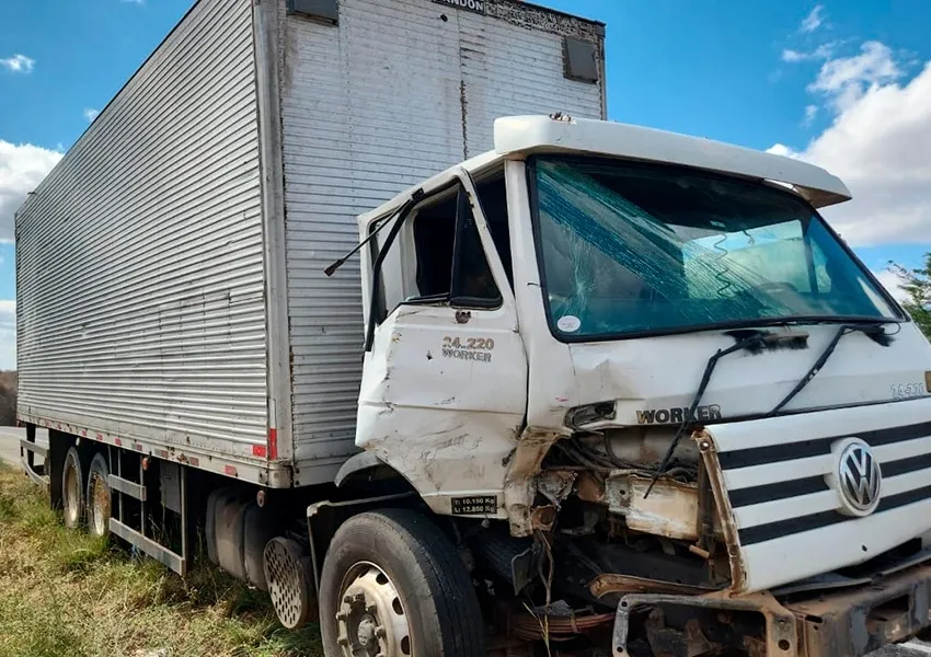 Colisão entre caminhão e caminhonete deixa um ferido na BA-262, entre Brumado e Aracatu