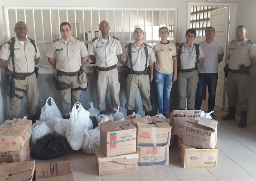 46ª CIPM doa cestas básicas para famílias carentes do bairro Benito Gama em Livramento