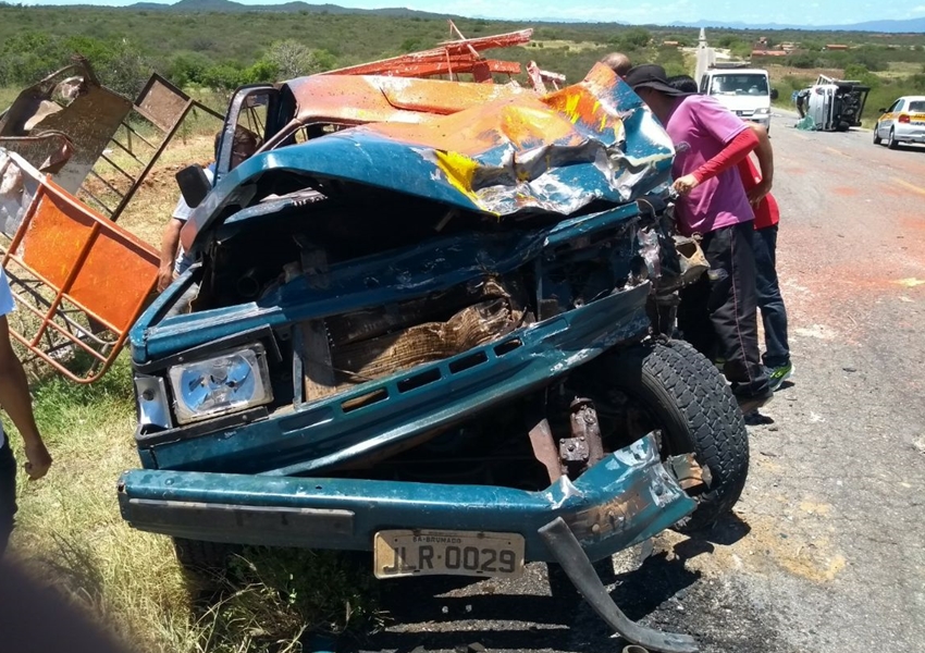 Brumado: veículos colidem na BA-148, trecho próximo a entrada do distrito de Itaquaraí
