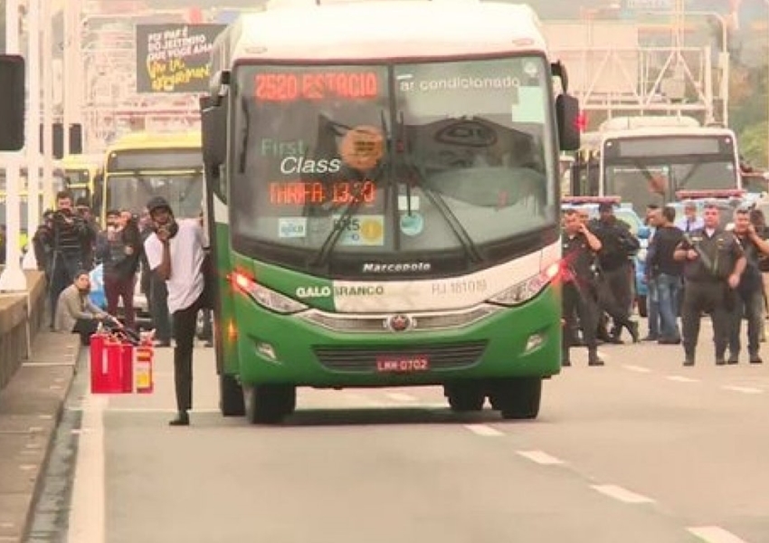 Sequestrador de ônibus na Ponte Rio-Niterói é morto por atirador de elite
