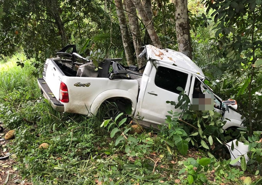 Ubatã: Homem morre e outro fica ferido após caminhonete sair de pista e bater em árvore