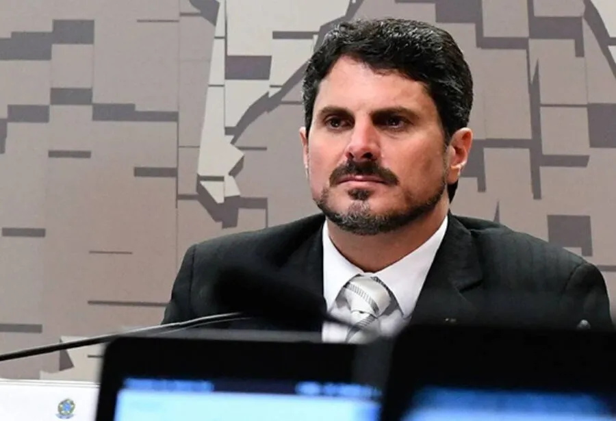 Senador Marcos do Val é levado para instalar tornozeleira eletrônica por ordem do STF