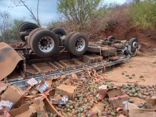 Motorista fica ferido após tombar Caminhão na BR-030