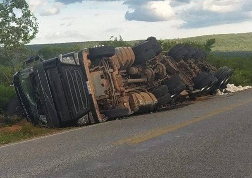 Carreta carregada com trigo tomba na BR-430 entre Caetité e Igaporã