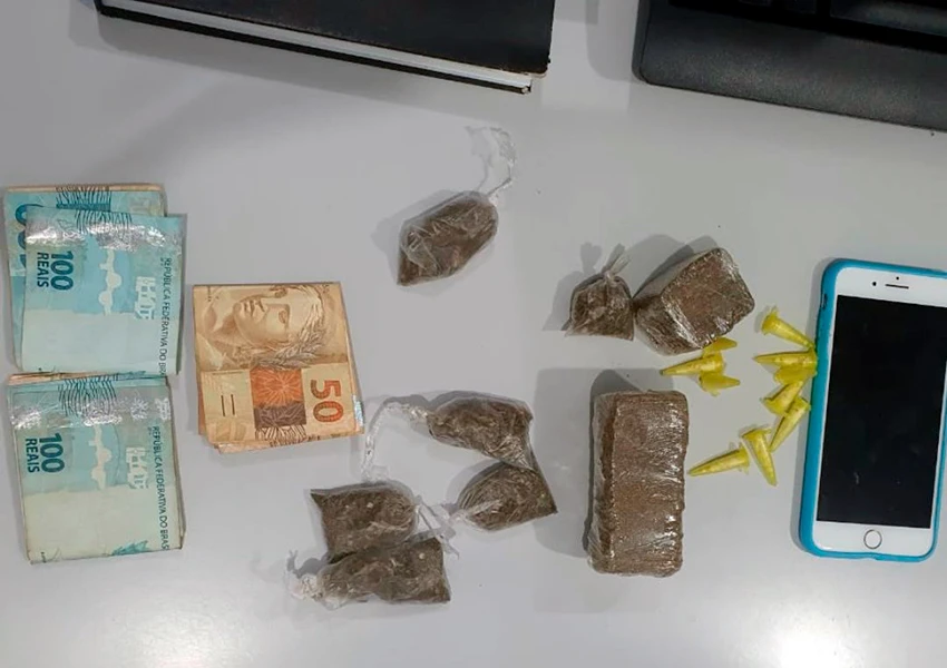 Ação policial resulta na apreensão de entorpecentes e detenção por tráfico de drogas em Paramirim