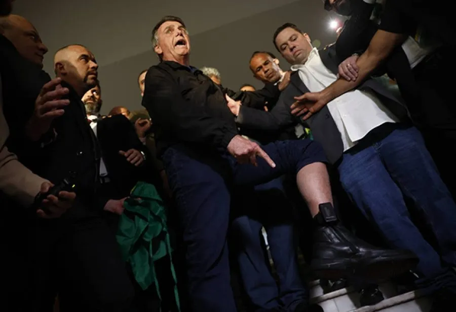 Bolsonaro exibe tornozeleira e chama monitoramento de 'máxima humilhação'