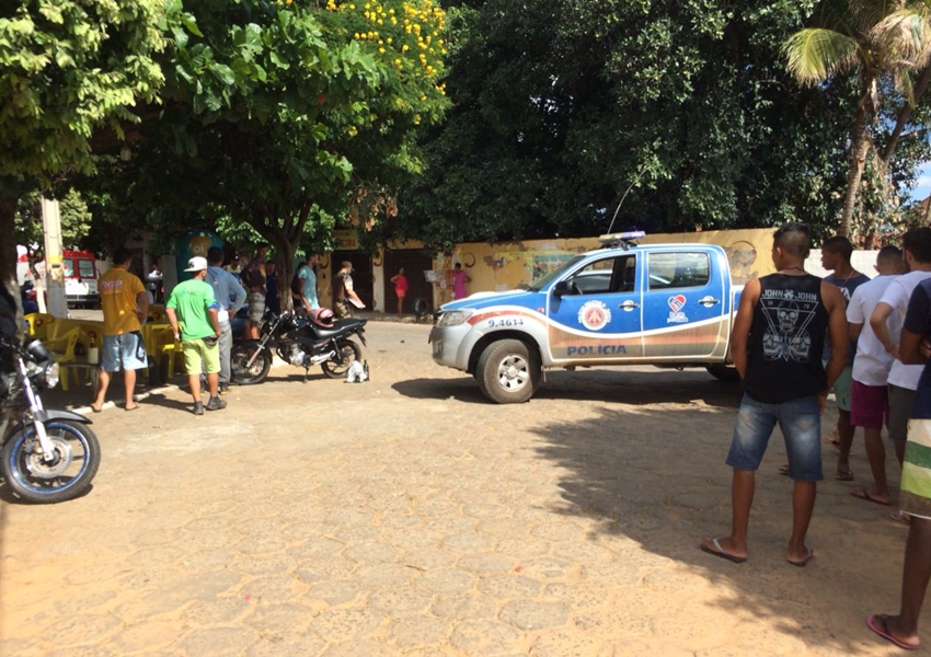 Carro e moto colidem no Bairro Primeiro Gole em Livramento de Nossa Senhora