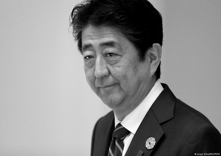Ex-premiê japonês morre após ser baleado em ataque