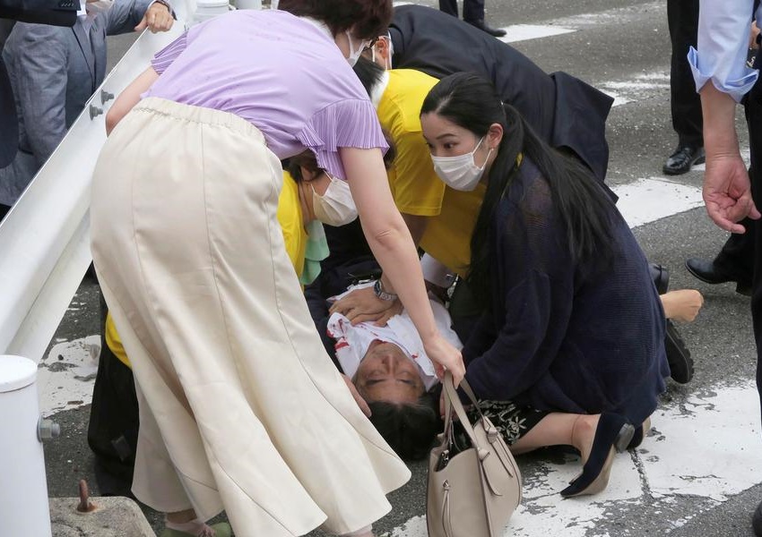 Ex-premiê japonês morre após ser baleado em ataque