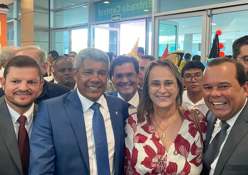 Prefeita de Livramento, Joanina Sampaio, marca presença no 8º Encontro de Prefeitos da Bahia