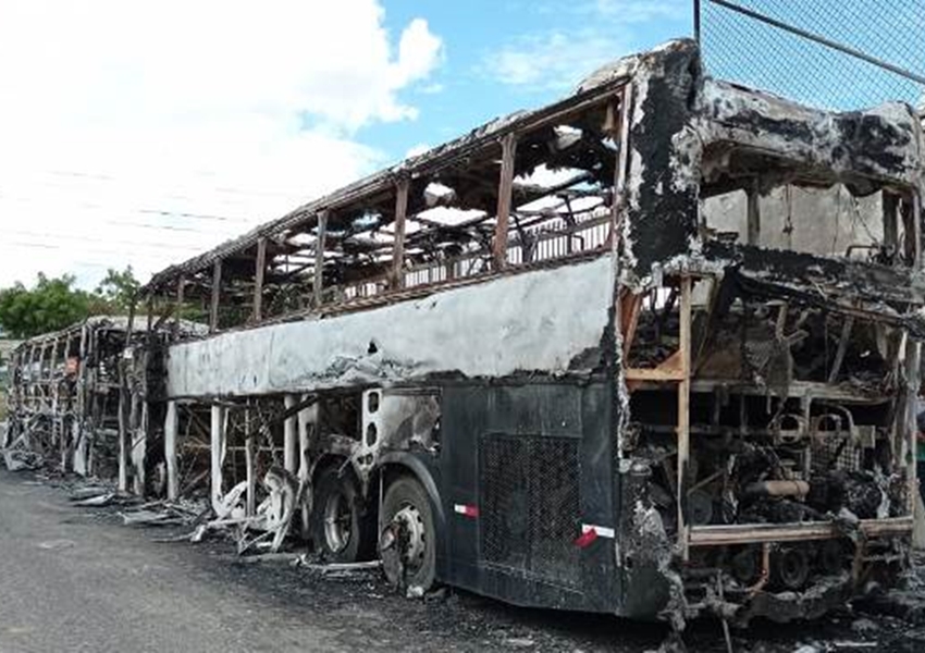 Ônibus de bandas Os Clones e Zezé Júnior são incendiados em Feira de Santana