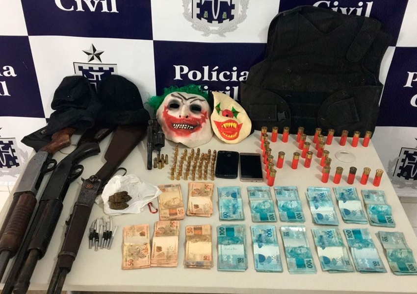 Três assaltantes de banco são presos com mais de R$ 16 mil e máscaras de palhaço em Itapetinga