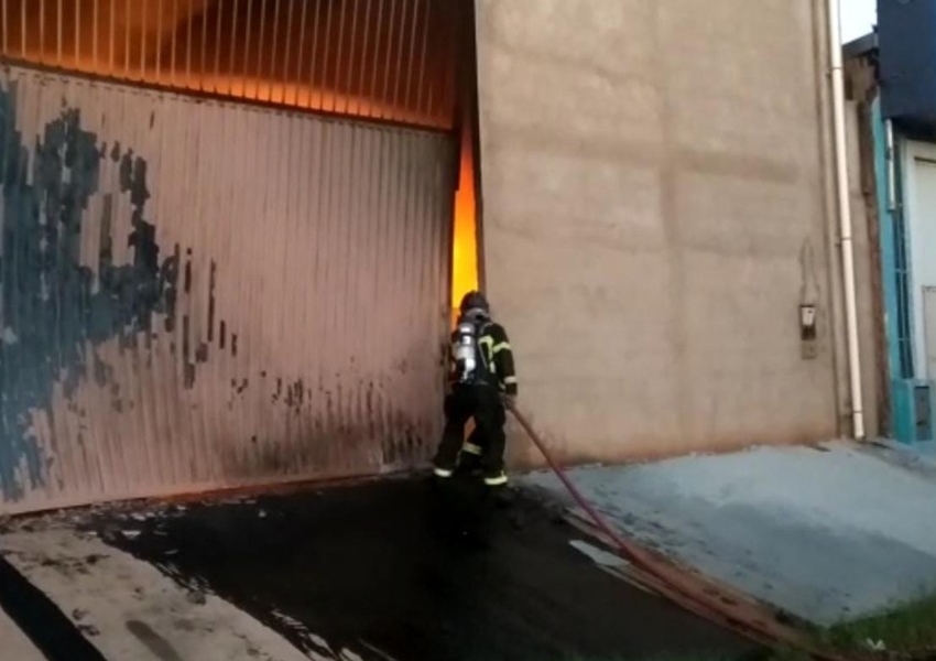Galpão que armazena óleo queimado é atingido por incêndio no oeste da Bahia
