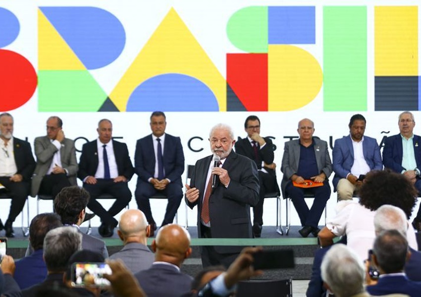 Salário mínimo tem que subir de acordo com crescimento da economia, diz Lula