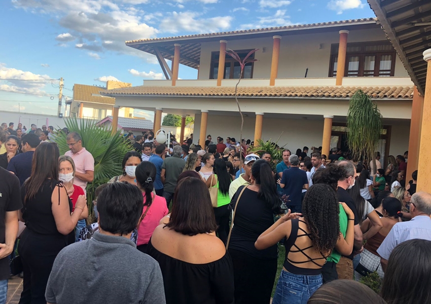 Livramento: uma multidão consternada se fez presente no velório da jovem Maria Eduarda