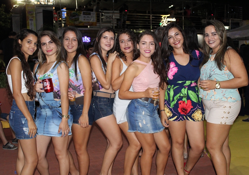 Muita alegria e curtição marcam a primeira noite do Dom Basílio Folia