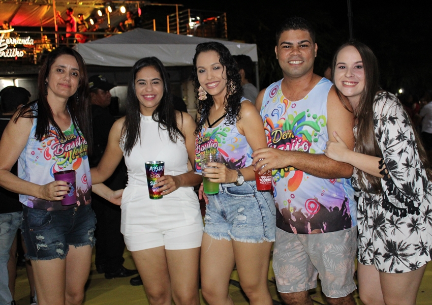 Muita alegria e curtição marcam a primeira noite do Dom Basílio Folia
