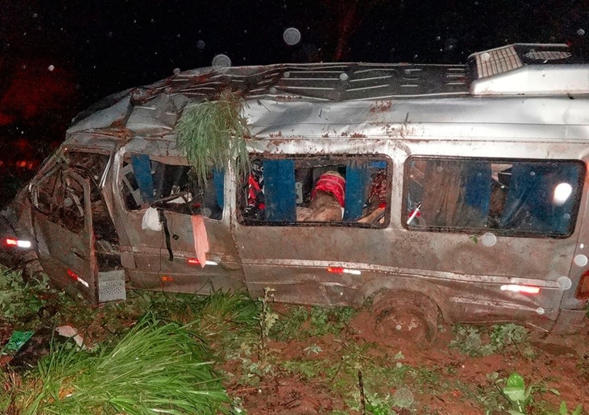 Van capota e deixa 10 pessoas feridas em Barreiras