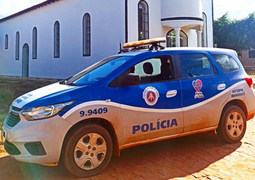 Assaltantes agridem e mantém idosos refém durante assalto em Ibiassucê