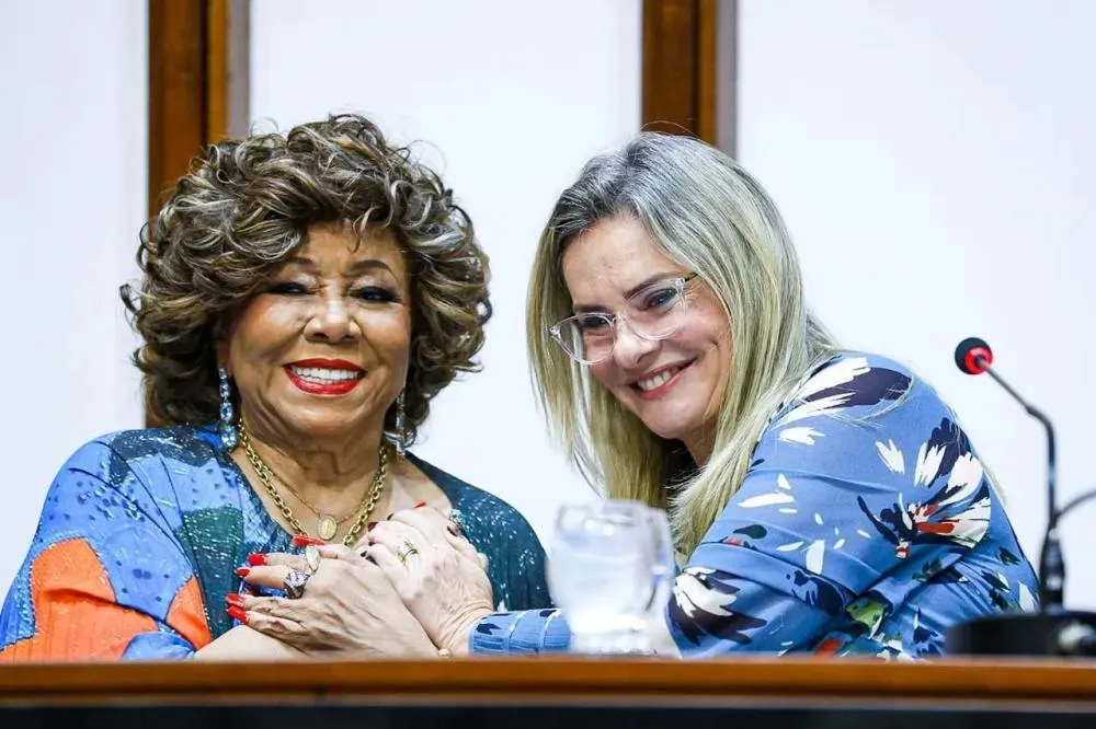 Alcione é homenageada com título de Cidadã Baiana na ALBA