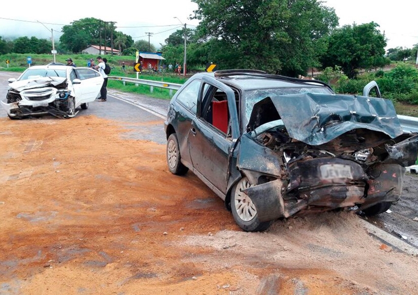 Região Oeste: Colisão entre dois carros deixa uma pessoa morta e outras 3 feridas