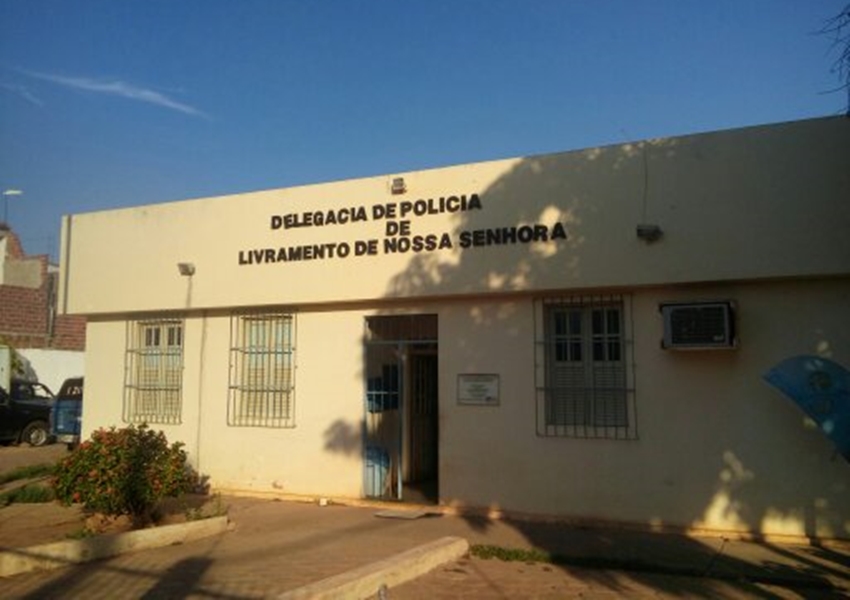 Mais de 300 veículos apreendidos são removidos da  delegacia de Livramento