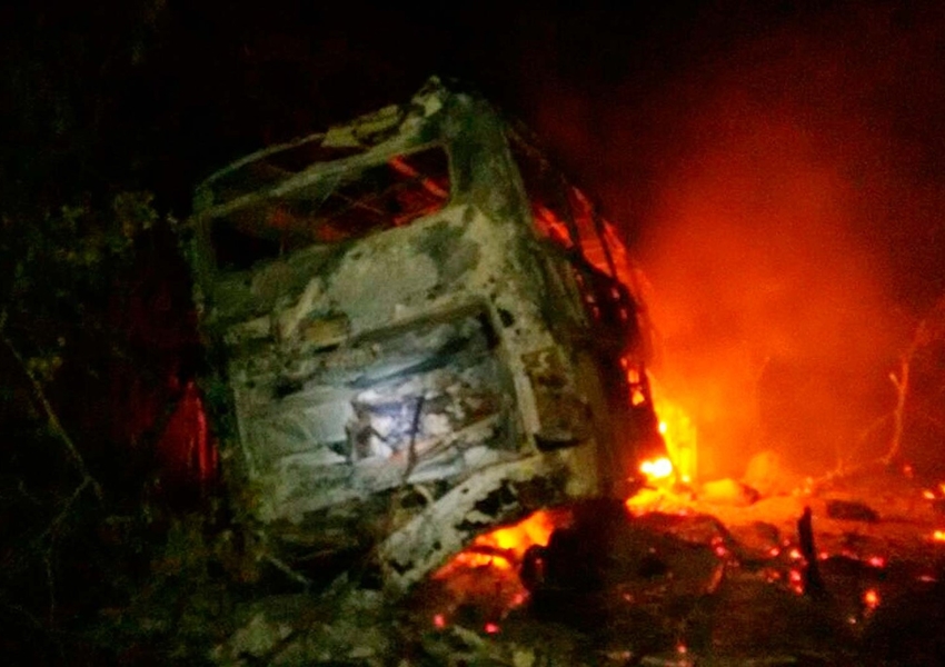 Ônibus pega fogo após batida com carreta e deixa feridos