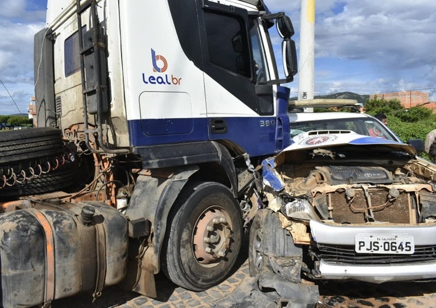 Ibotirama: Carreta invade contramão e bate em viatura da PM