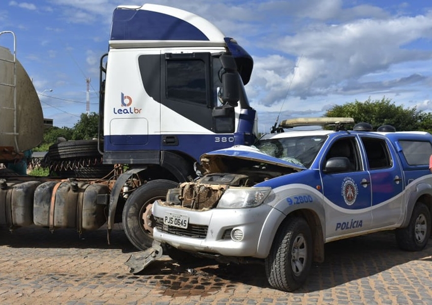 Ibotirama: Carreta invade contramão e bate em viatura da PM