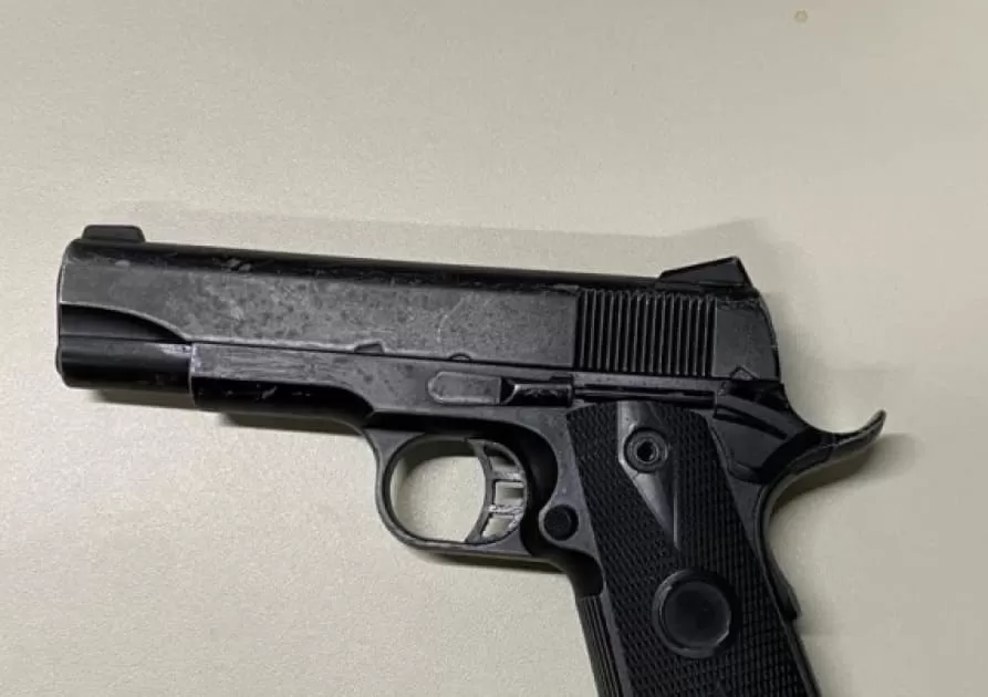 Adolescente é apreendido com simulacro de pistola em escola de Jaguaquara