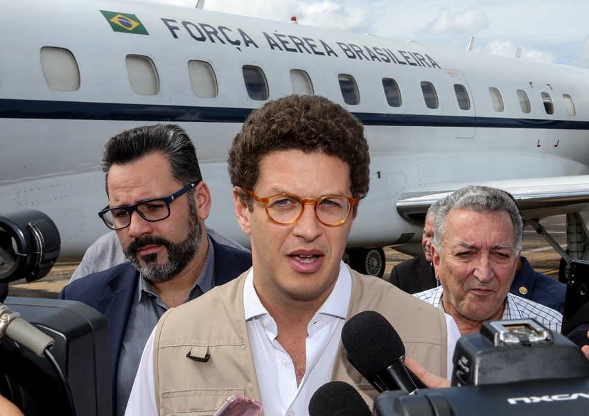 Após ordem de Cármen Lúcia, Ricardo Salles entrega passaporte à PF