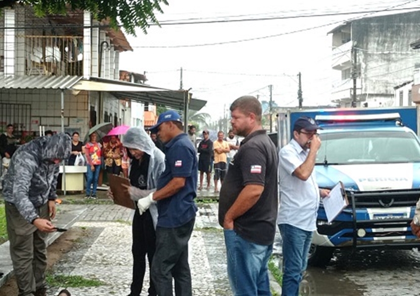 Homem é assassinado a tiros em praça pública em Feira de Santana