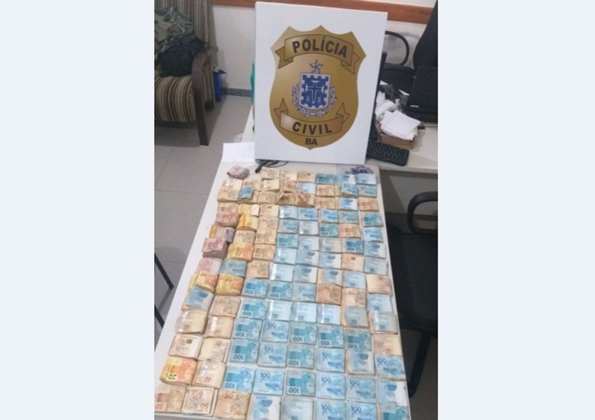 Eunápolis: Homem é flagrado com R$ 110 mil no bagageiro de motocicleta
