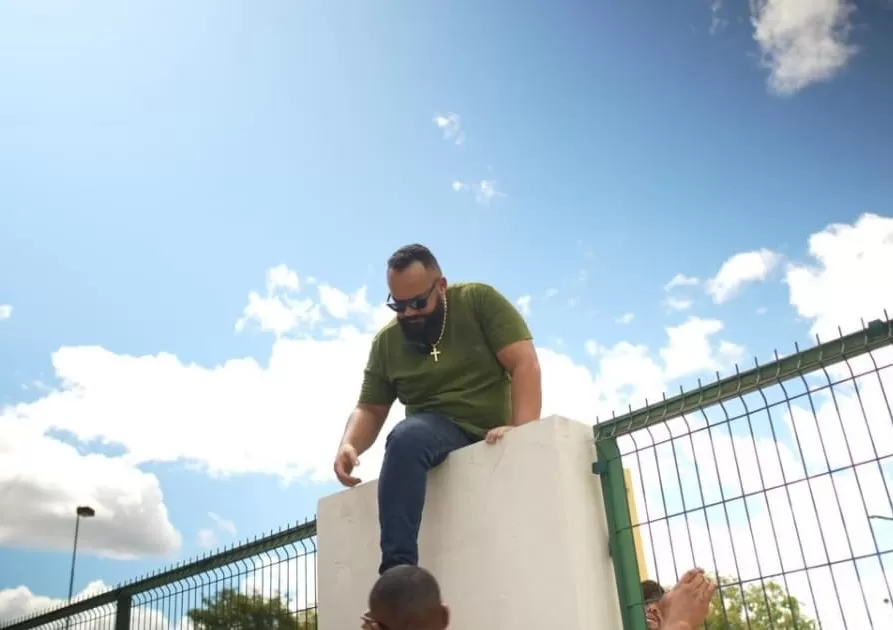 Deputado Leandro de Jesus é flagrado pulando muro para acessar Hospital do Oeste